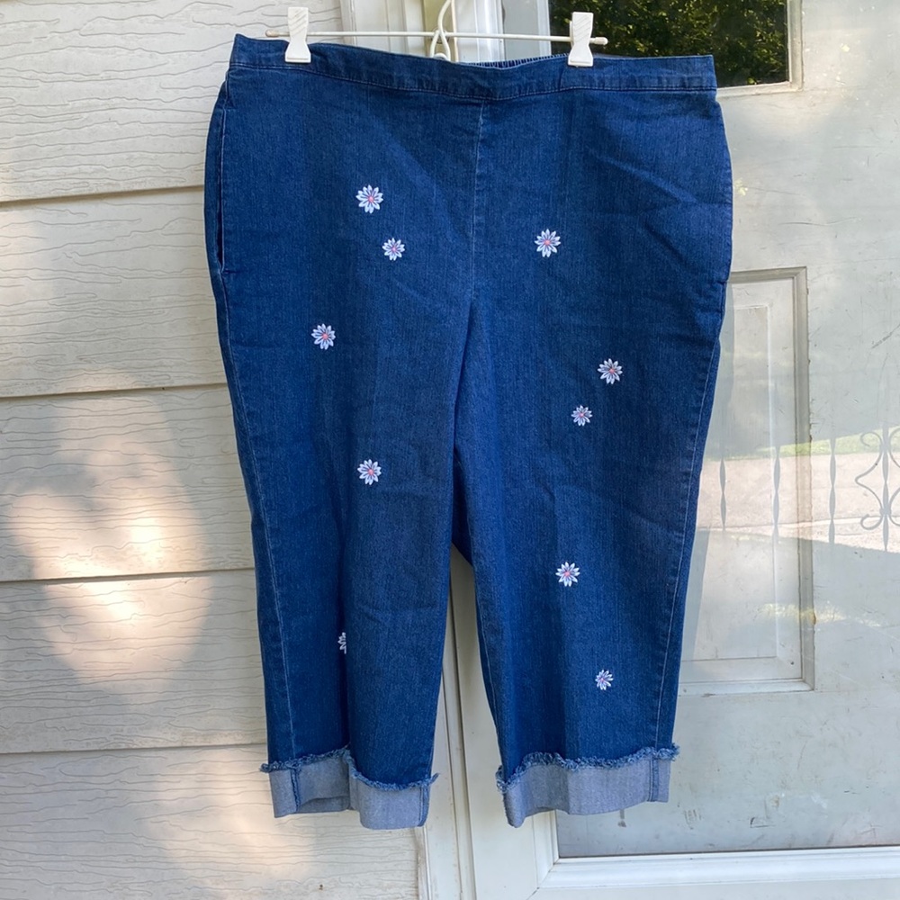 NWT Alfred Dunner Flower Jean Capris